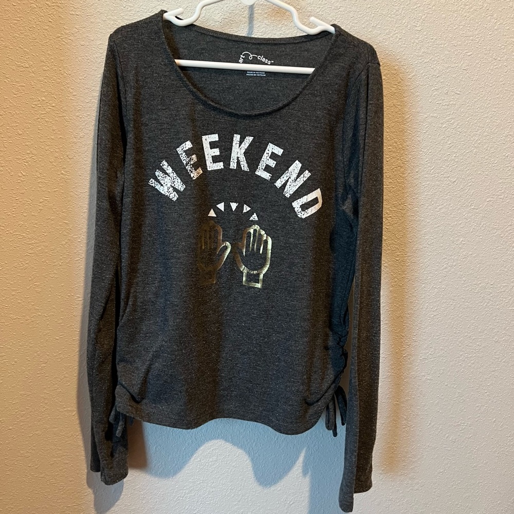 art class size m (7/8) long sleeve graphic tee w/gold detail and rouched sides